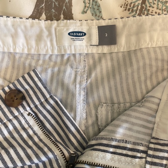 Selling Sized 2 GAP SHORT for women condition new, doesn’t fits on me - Picture 2 of 3